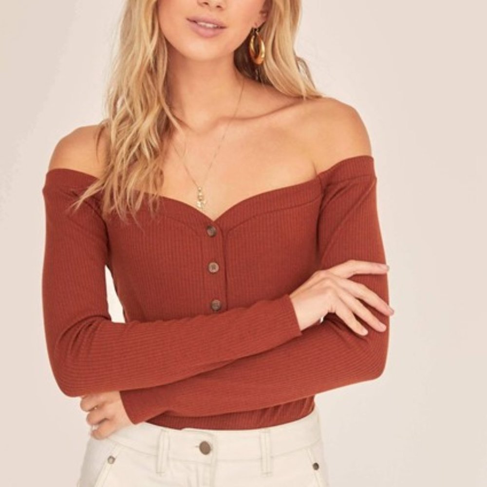 Astr The Label Miya Off-the-shoulder Bodysuit in Toffee Brown